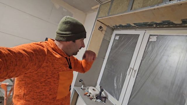 Пластиковые окна. Что делать дует из верхних петель? Обмерзли петли, рама