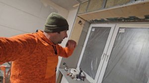 Пластиковые окна. Что делать дует из верхних петель? Обмерзли петли, рама