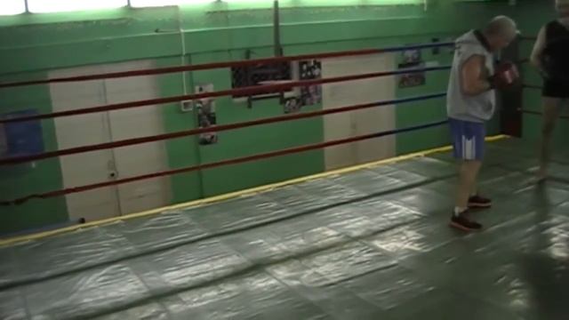 Бокс, отработка обманных ударов. | Boxing, working out fraudulent strikes. смотреть онлайн
