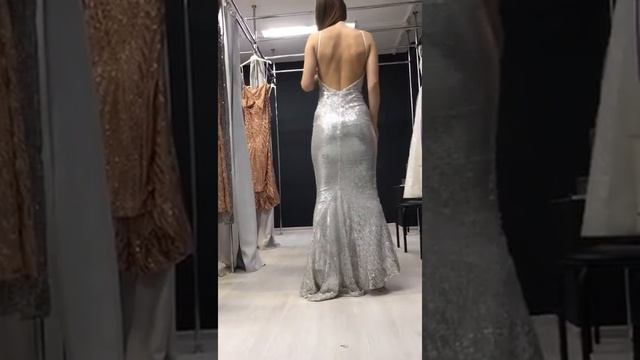 Бомбическое серое платье в пол с открытой спиной смотреть онлайн