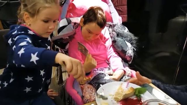 ХОРОШАЯ СУДЬБА ДЛЯ ДОБРОГО СЕРДЦА! ДЕВОЧКА ЛЕРА КОРМИТ ДЕВОЧКУ, КОТОРАЯ САМА НЕ МОЖЕТ ЕСТЬ! смотреть онлайн