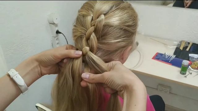 КАК ЗАПЛЕСТИ КОСУ ИЗ 4 ПРЯДЕЙ. Полный видеоурок детской причёски, прически из кос для девочек смотреть онлайн