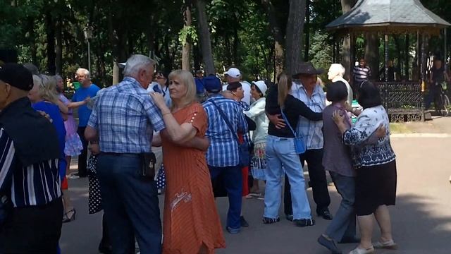 Танцы в Центральном парке Кишинева (3.06.2023, 6 эпизодов) Эпизод 2 смотреть онлайн