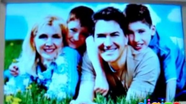 Digital Photo Frame: 7 Inch InfraCurve