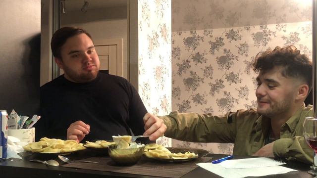 ФУД ЧЕЛЛЕНДЖ. КТО ПЕРВЫЙ СЪЕСТ 100 ВАРЕННИКОВ ПОЛУЧИТ...? смотреть онлайн