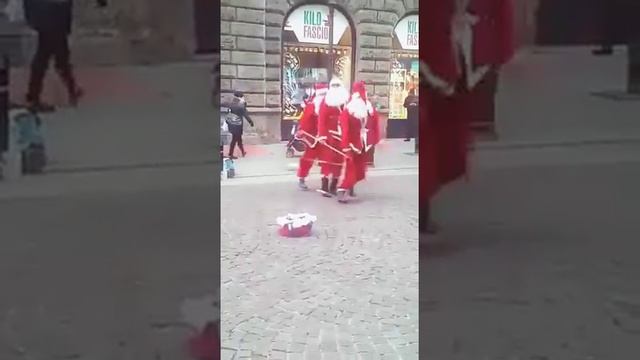 Танцы дедушек Морозов смотреть онлайн
