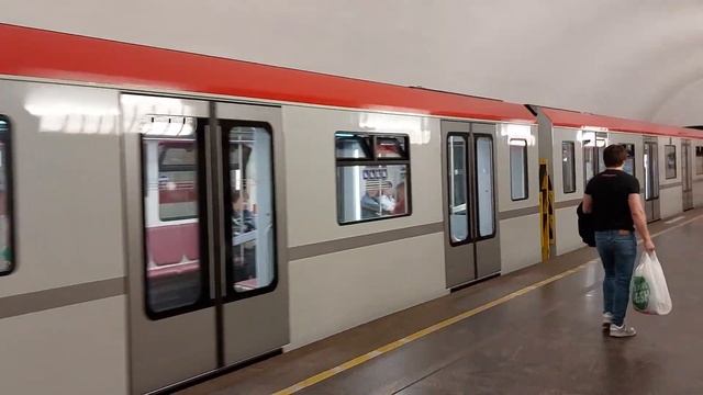 81-725/726/727.1 "Балтиец" прибывает на станцию метро Площадь Ленина. смотреть онлайн