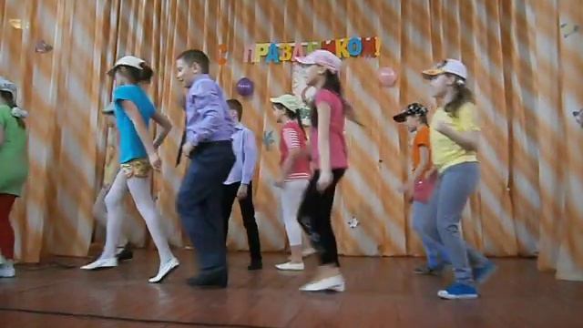 Весёлая песенка для мам от детей 4 А класса смотреть онлайн