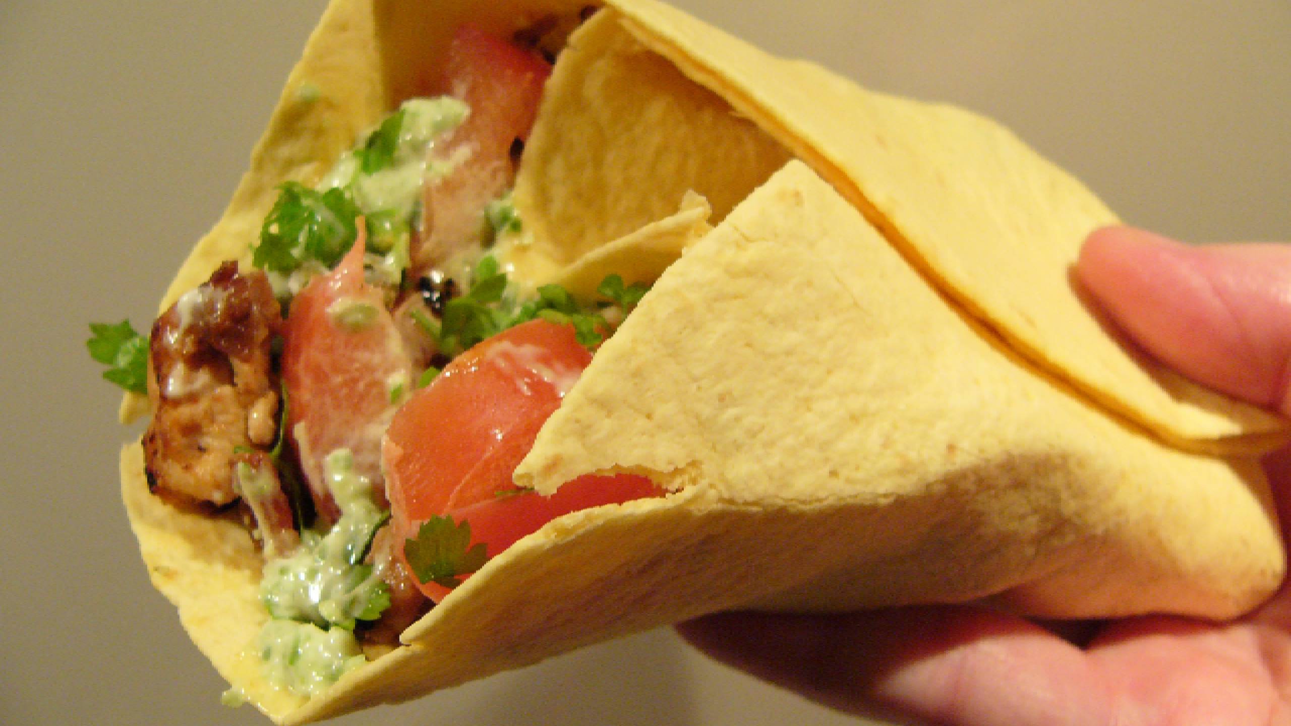 Мексиканские сырные лепешки с курицей и томатами. смотреть онлайн