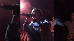 Мари Краймбрери выступает с песней «Я хотела твою фамилию» в Чебоксарах.