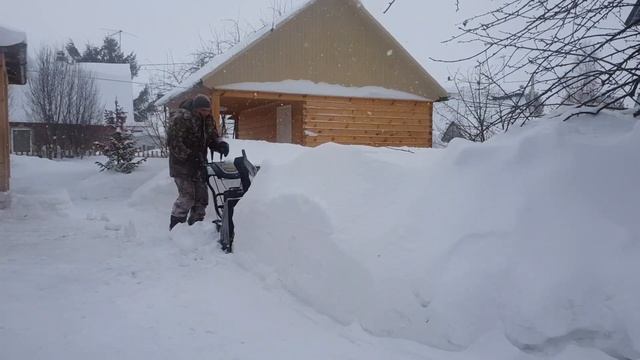 Снегоуборщик Champion St662e и сугроб 90см