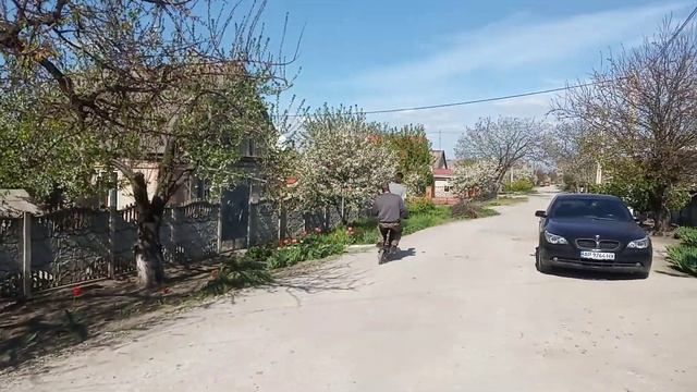 Вдвоём на самокате 24в 250ватт, общий вес пассажиров 130кг.