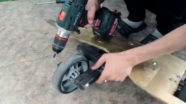 DIY GIROSKUTER S MOTOROM SVOIMI RUKAMI ! HOW to MAKE RUSSIAN Hoverboard MosVideos com смотреть онлайн