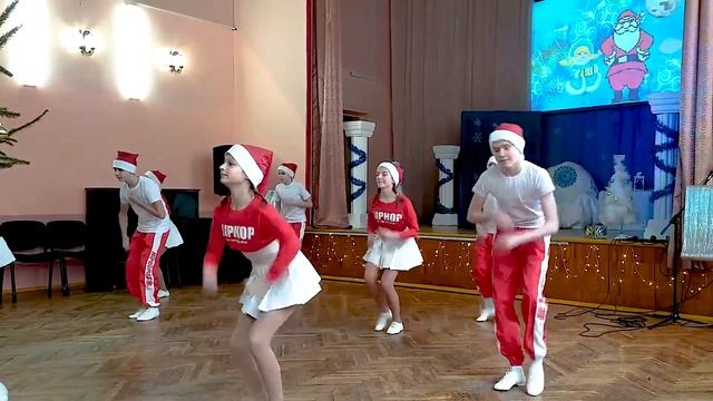 Зажигательный новогодний танец смотреть онлайн