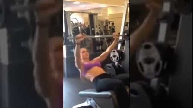 Подъем туловища со штангой в вытянутых вверх руках видео смотреть онлайн