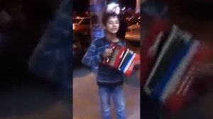 Талантливый Мальчик Цыган поет на улице