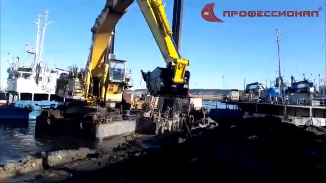 Удлинитель рукояти и скальный ковш 3,5 куб.м. для KOMATSU PC 1800 в работе по углублению дна смотреть онлайн