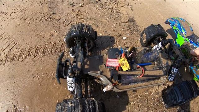 Летний тест бешеного TRAXXAS Rustler 4X4 ... Сквозь воду и грязь! смотреть онлайн