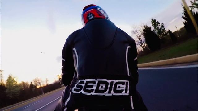 Suzuki GSX-R1000 Knees Down | Suzuki GSXR1000, Aprilia RSV4, Kawasaki ZX6R highway fun. смотреть онлайн