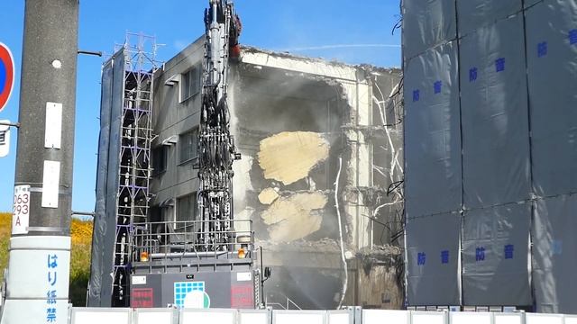 8/20UP ZX480LCKの巨大な油圧ｸﾗｯｼｬｰで常翔学園の鉄筋ｺﾝｸﾘｰﾄを解体!! 大阪市旭区 смотреть онлайн