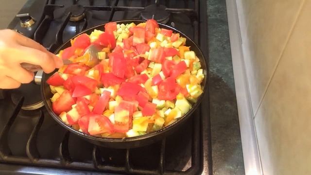 Икра  кабачковая с овощами .