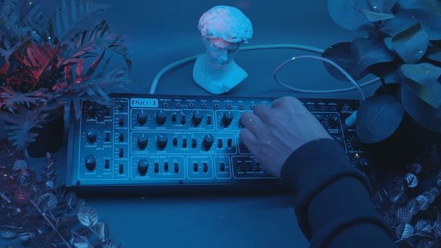 Behringer Pro 1 - Dark Melodic Techno Performance смотреть онлайн