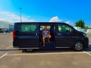 Тойота HIACE VIP-конкурент ли Мультивену или Мерседес Вито.