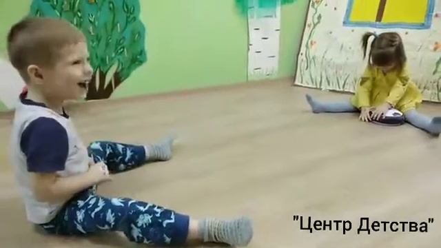 Дети играют в аэрофутбол в детском саду "Центр Детства" смотреть онлайн