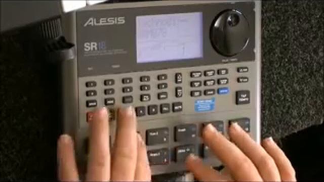 "Electronic Drummer" Alesis SR18 Drum Machine смотреть онлайн