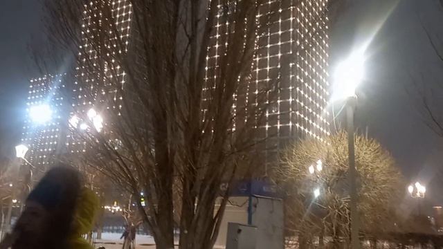 Люди гуляют и делают фото в вечернем парке !!! смотреть онлайн