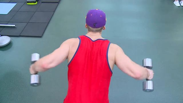 Подъём гантелей через стороны в наклоне смотреть онлайн