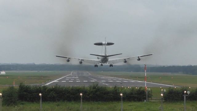 AWACS E-3 Sentry crosswind troubles touch&go at GKE смотреть онлайн