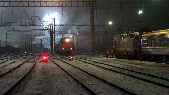 Ночные поезда на станции Вязьма. Смоленская область.