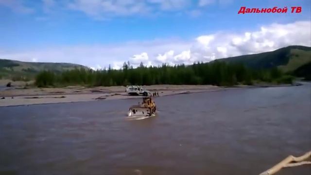 ТРАКТОРЫ БУЛЬДОЗЕРЫ ПО БЕЗДОРОЖЬЮ! ✅Уникальная подборка Гусеничные Тракторы Грязь смотреть онлайн