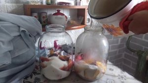 Компот из нектарин.на 3л банку 6-7штук нектарин, 250грамм сахара, 1/3чайной ложки лимонной кислоты.