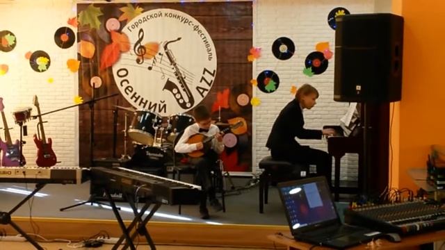Владимир Ферапонтов - Домра. Евгений Дербенко - Осенняя прогулка смотреть онлайн
