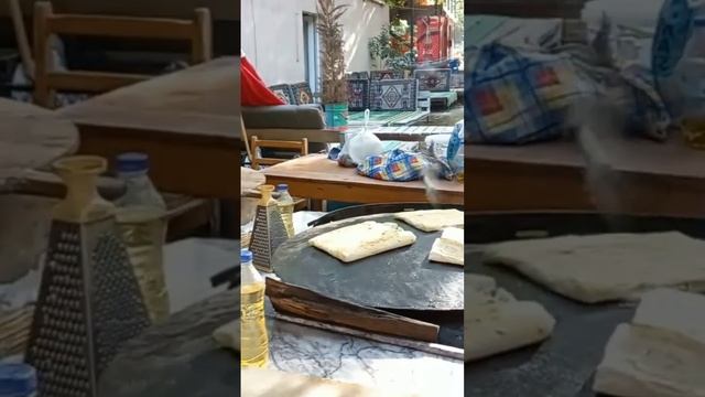 Турецкие лепёшки Гёзлеме в кафе в каньоне "Saklıkent restorant Paradise Park". Калкан. Турция. смотреть онлайн