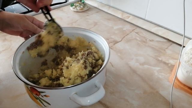 ПИРОЖКИ С КАРТОШКОЙ И ФАРШЕМ НА СКОВОРОДЕ. смотреть онлайн