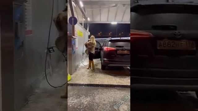 блондинка на заправке  ребятам на фронт я там уже был и знаю каково это 2202 2003 4591 2586 сбер