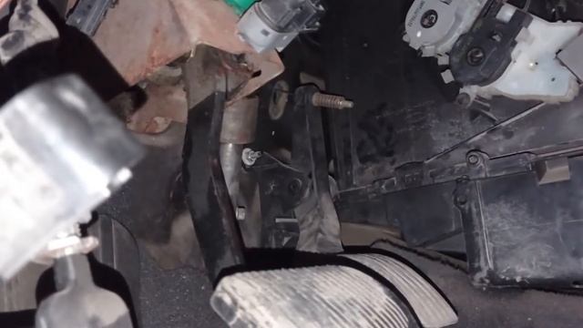 Как отсоединить тросик от педали газа  Ford Focus 1 #RAZNOBOY #FordFocus1 #фордфокус1