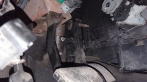 Как отсоединить тросик от педали газа  Ford Focus 1 #RAZNOBOY #FordFocus1 #фордфокус1