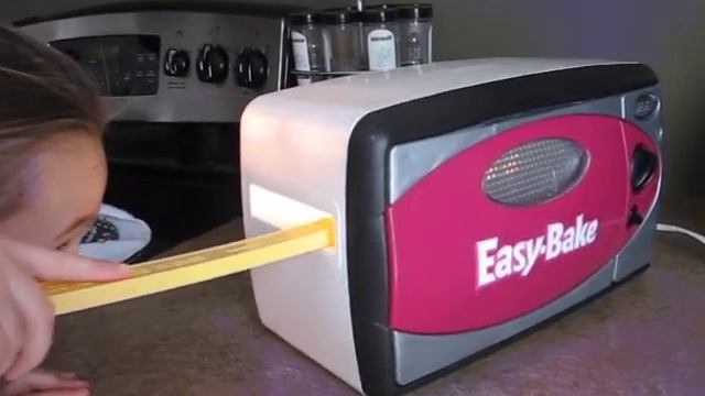How To Use The Easy Bake Oven! смотреть онлайн