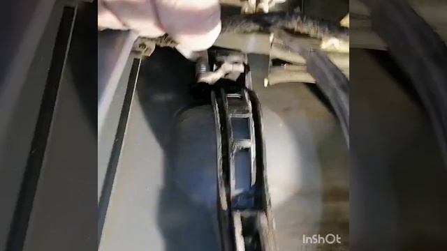 Снимаем дверную ручку Пежо 307. Гаражные будни. смотреть онлайн