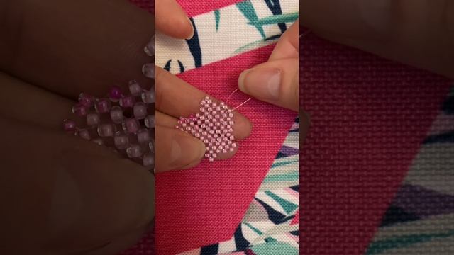 Аксолотль из бисера в технике крестик. Асколотль з бісеру #бисероплетение #бісероплетіння смотреть онлайн