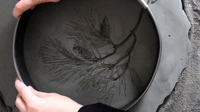 Барельеф с оттиском сосны и шишками мастер-класс. Bas-relief with an impression of pine and cones. смотреть онлайн