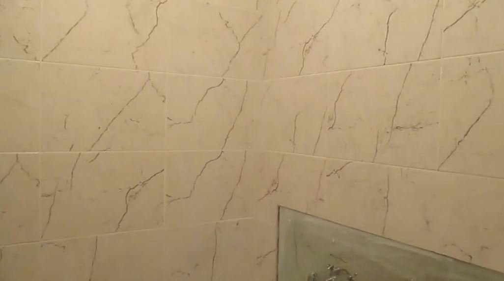 Ремонт ванной комнаты светлой кафельной плиткой со встроенным в стену зеркалом. Все этапы ремонта смотреть онлайн