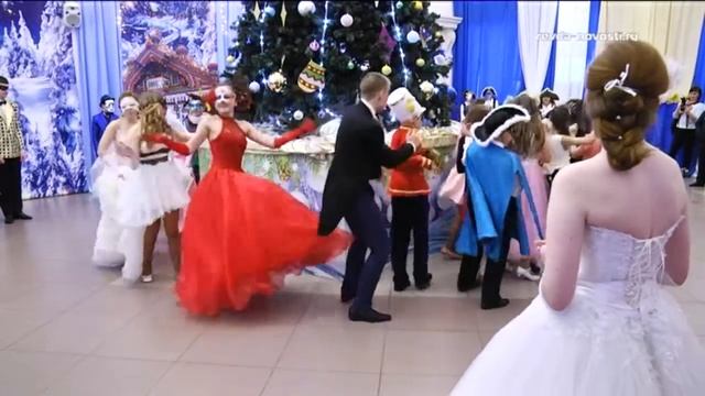 Кадеты школы № 1 устроили в Ревде бал-маскарад смотреть онлайн