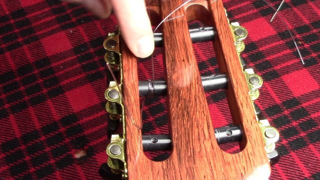 Как завязать нейлоновые струны на колках гитары смотреть онлайн