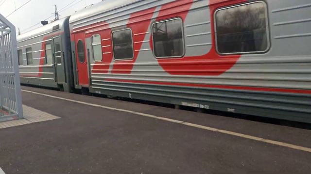ЭП2К-134 с пассажирским поездом Красноярск-Адлер через платформу Городской дворец культуры смотреть онлайн