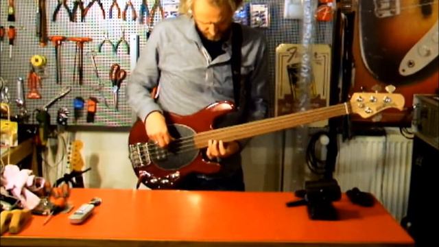 Fretless MusicMan StingRay Bassampler Demo - Paul’s Bassmatters смотреть онлайн